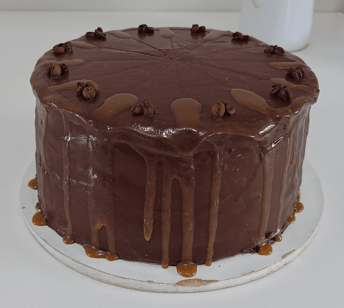Acabamento de bolo de caramelo e café sob encomenda